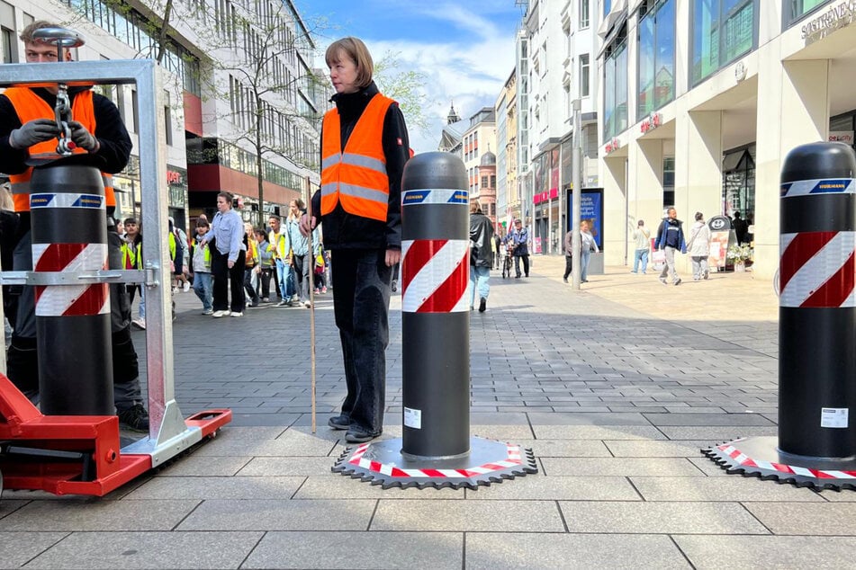Leipzig: Leipziger Amokfahrt: Poller werden auf Grimmaischer Straße aufgebaut