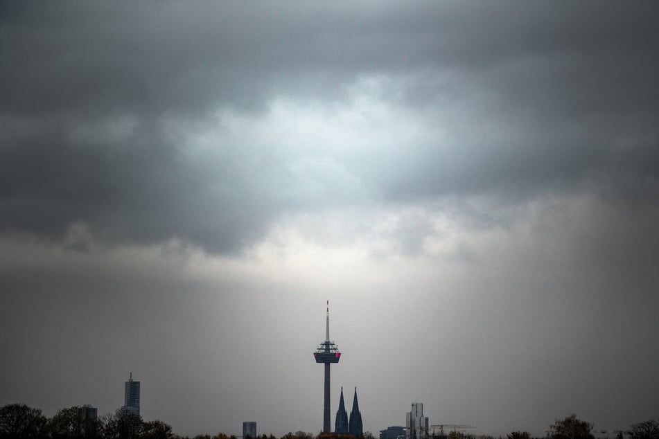 Nach einem regnerischen Wochenende startet die neue Woche in Köln mit dichten Wolken.