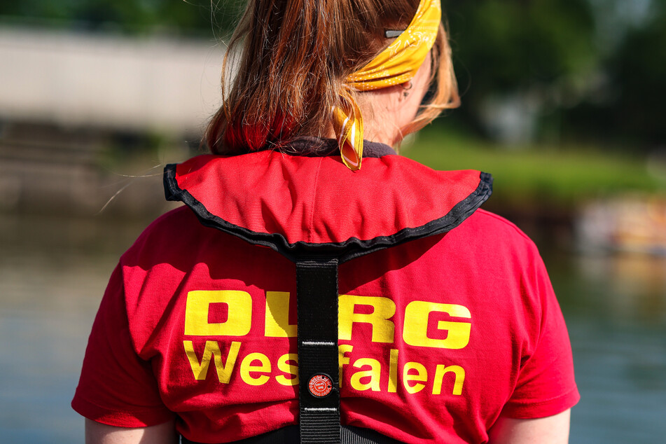 Allein in NRW waren 2023 über 9800 Rettungsschwimmerinnen und -schwimmer der DLRG im Einsatz. (Symbolbild)