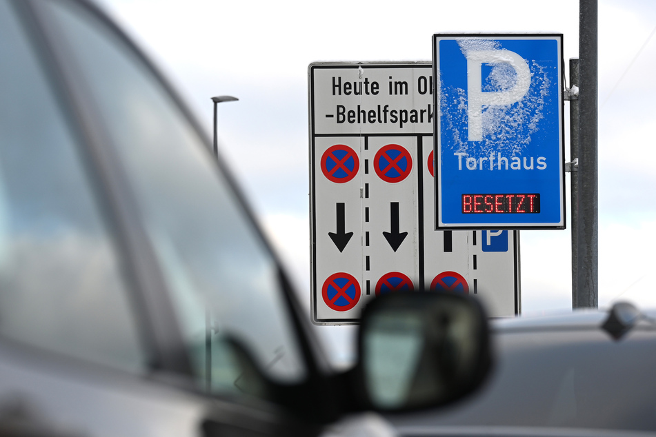 Der Hinweis "Besetzt" ist an einem Großraumparkplatz im Harz zu sehen.