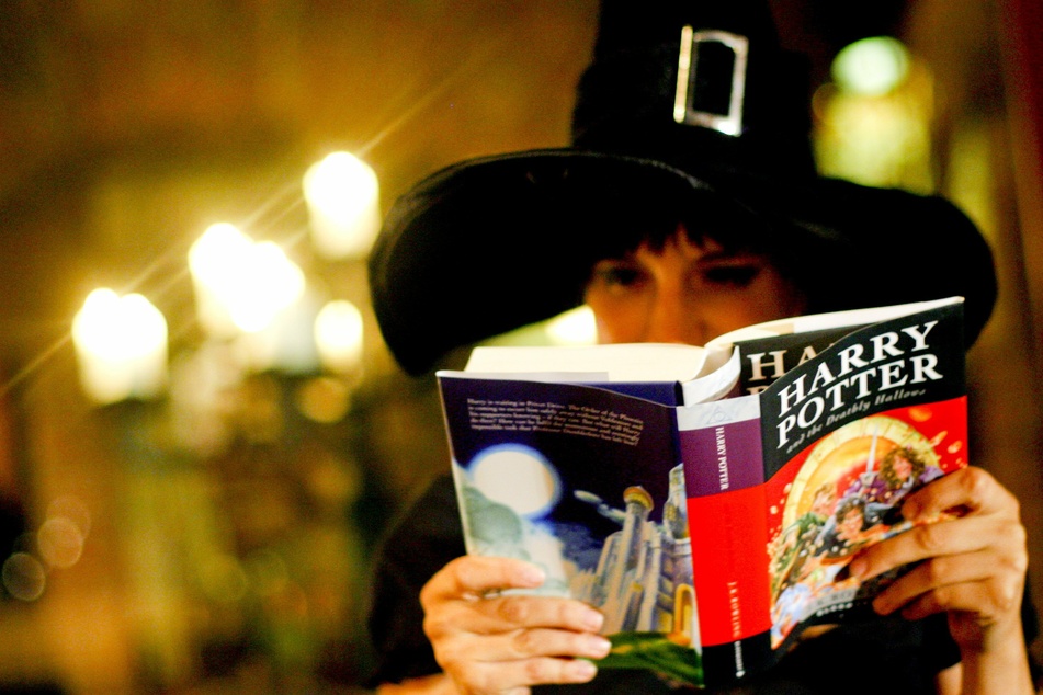 Nicht nur für Kinder, auch für viele Erwachsene zählen die "Harry Potter"-Bücher heute als Kulturgut. Ein Pfarrer in den USA scheint in ihnen offenbar eher ein Symbol des bösen zu sehen. (Archivbild)