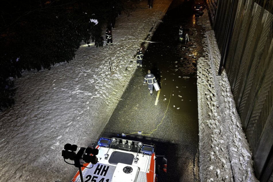 In Hamburg-Sülldorf setzte das Tauwetter eine Straße unter Wasser. Ein Auto geriet ins Schleudern und krachte gegen einen Laternenmast.