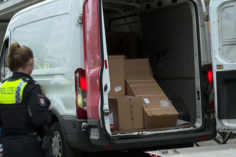 Ein Unbekannter klaute einen Paket-Transporter und flüchtete. Dann baute er einen Unfall damit.
