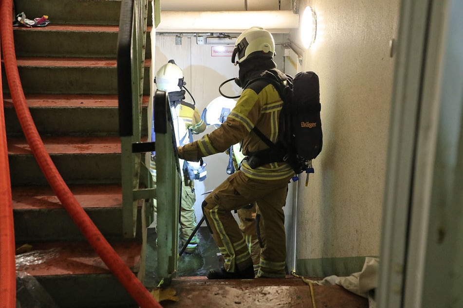 Die Feuerwehr war mit Atemschutz im Einsatz.