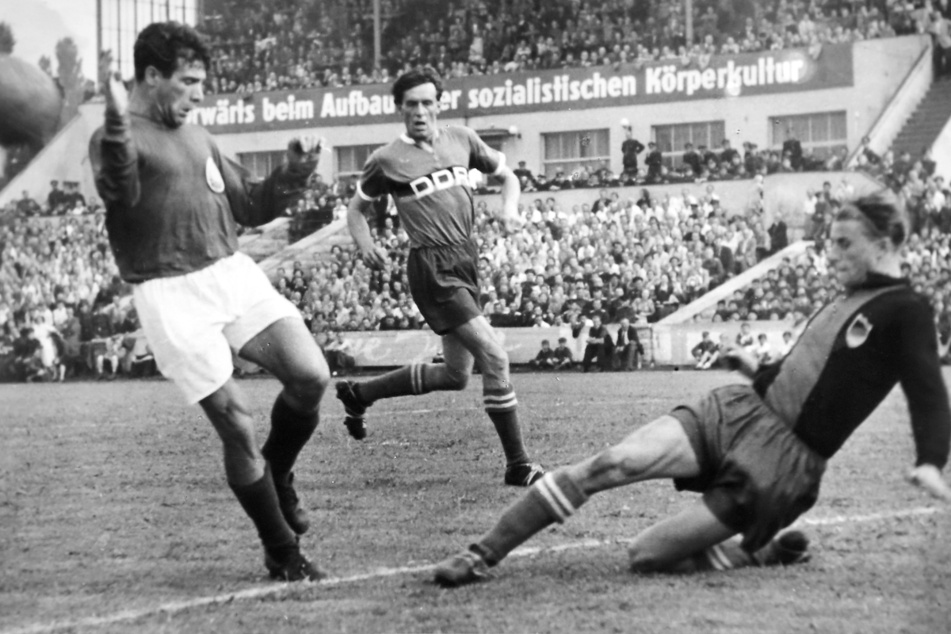 Erstes Heimspiel der neuen DDR-Auswahl 1953. Die Premiere gegen Bulgarien endet im Dresdner Heinz-Steyer-Stadion torlos. Für die Gastgeber dennoch ein Erfolg.