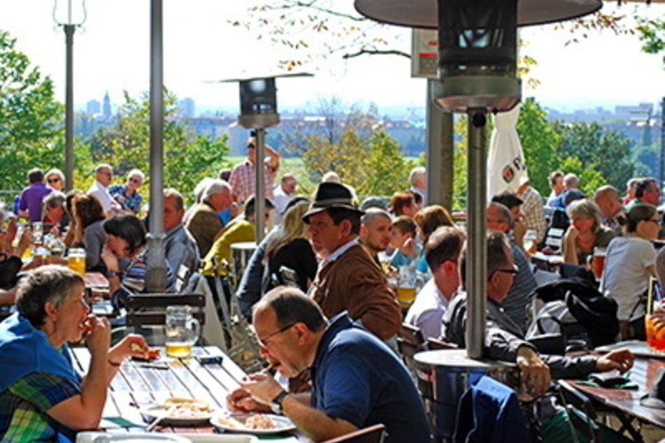 Der Biergarten - im Sommer gut besetzt, mit tollem Blick über Elbe, Waldschlößchenbrücke und Stadt.