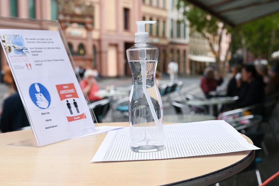 Über diese Idee lacht das Netz: Café führt kreative Abstand-Halter ein