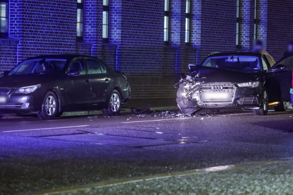 Auf der Querstraße in Limbach-Oberfrohna (Landkreis Zwickau) krachte ein Audi gegen einen geparkten BMW.