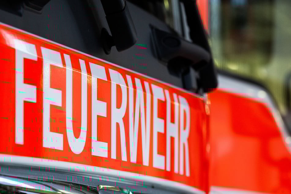 Feuerwehr bei Recyclingbetrieb im Großeinsatz: Riesiger Schrotthaufen in Flammen