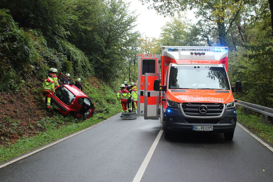 Bei einem Unfall auf der Odenthaler Straße bei Kürten wurde eine Frau schwer verletzt.