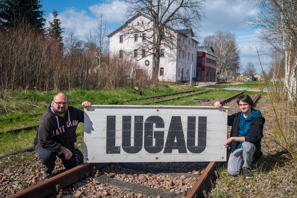 Eisenbahnfreunde wie Marcel Richter (l.) und Sebastian Jung pflegen die Erinnerung an die alte Bahnstrecke zwischen Lugau und Wüstenbrand.