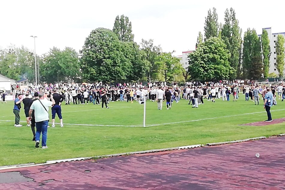 Die Preussen-Fans stürmten nach dem Last-Minute-Sieg auf den Platz.