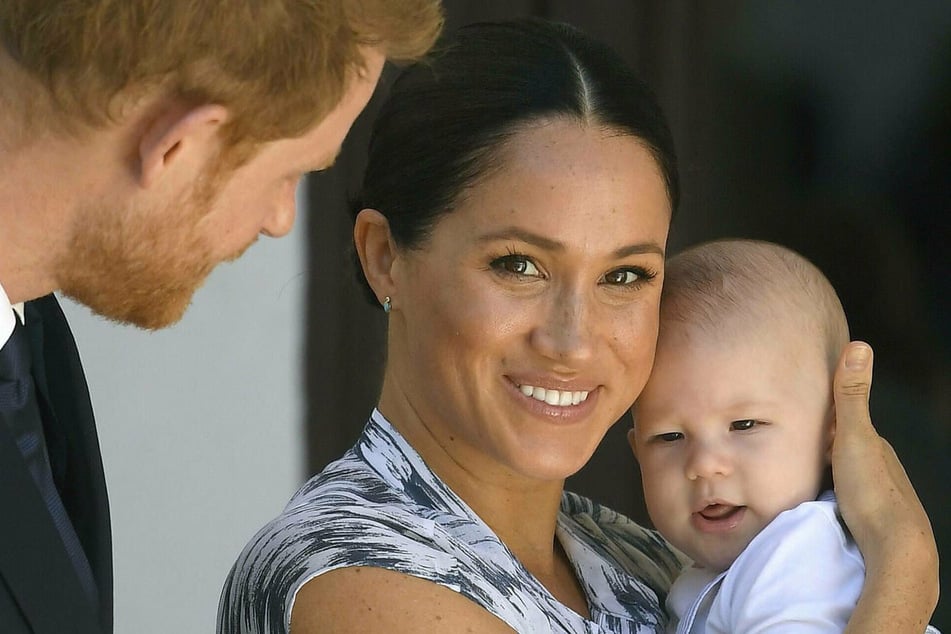 Harry and Meghan's son Archie (r.) now has a baby sister!