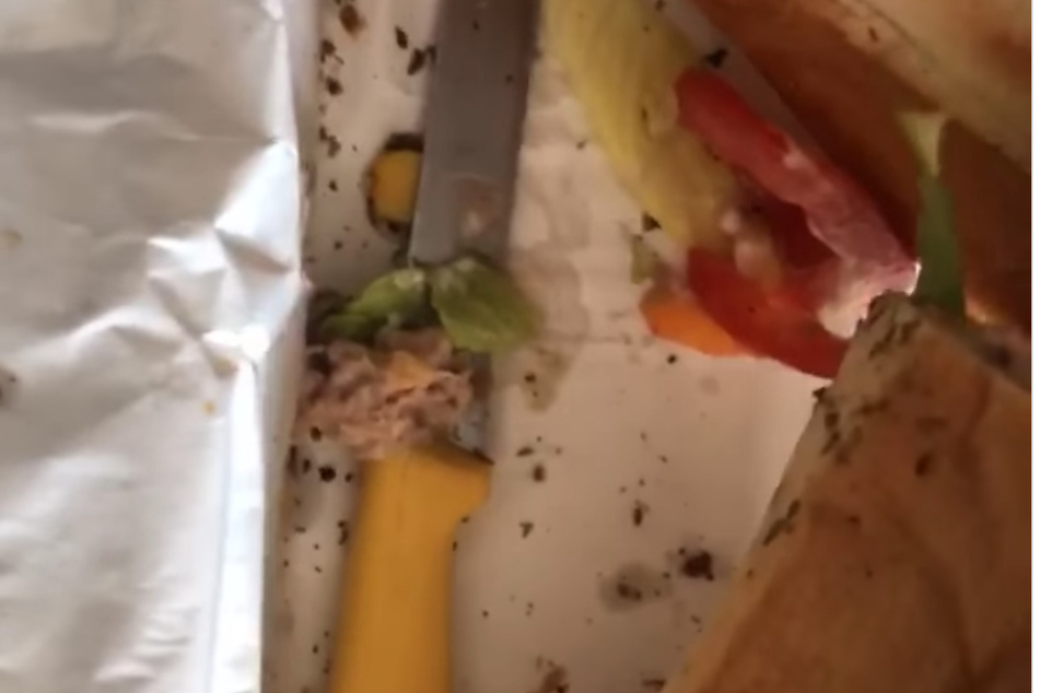 Die gelbe Klinge ist unverkennbar: Hier handelt es sich um ein Messer der Subway-Mitarbeiter!