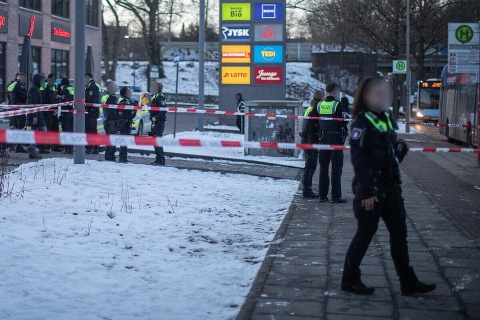 Die Polizei konnte einen Tatverdächtigen nach einer Messerattacke an einer Hamburger Bushaltestelle festnehmen.