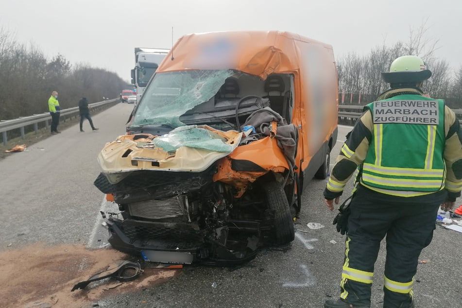 Unfall A81: Transporter-Fahrer übersieht Stau-Ende: Autobahn nach schwerem Unfall gesperrt!