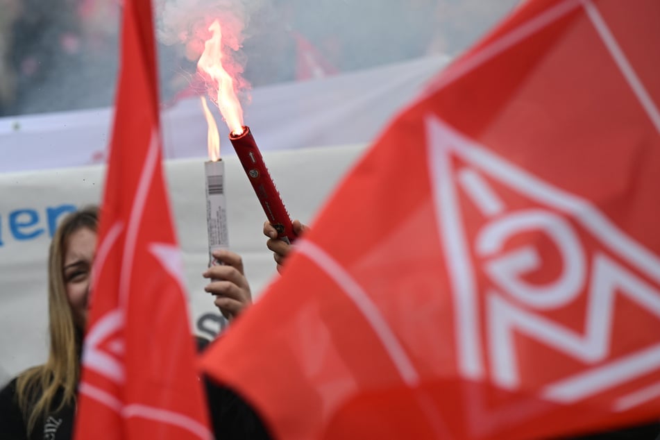 Erst Mitte Oktober demonstrierten Arbeiter mit Leuchtfackeln am zweiten Verhandlungstag in der Tarifrunde für die Metall- und Elektroindustrie.