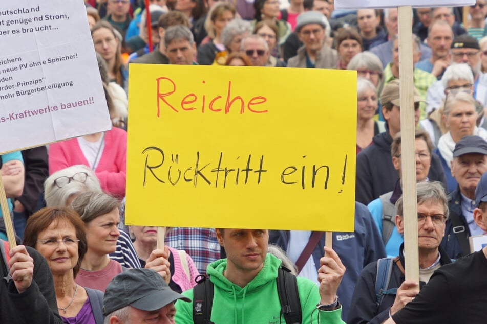 Viele der Demo-Schilder bezogen sich auf Bundeswirtschaftsministerin Katherina Reiche.