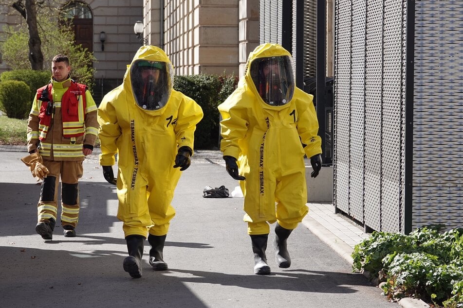 Die Einsatzkräfte der Feuerwehr gingen mit Schutzanzügen in das betroffene Labor und beseitigten die ausgelaufenen Chemikalien.