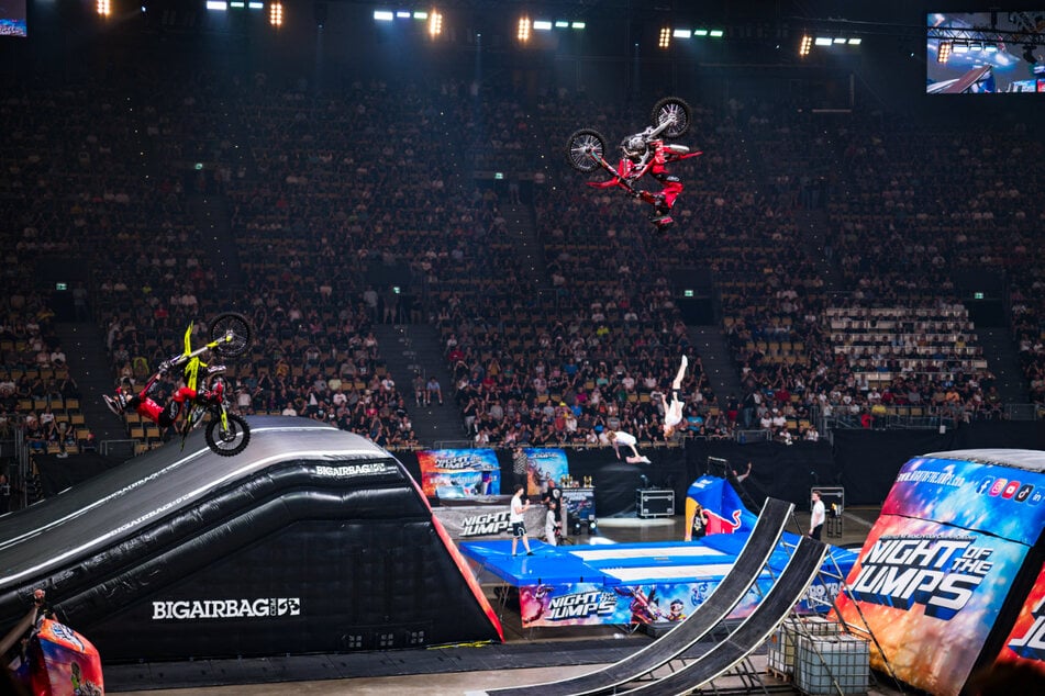 Beim NIGHT of the JUMPs in Dresden erwartet Euch rasender Nervenkitzel für die ganze Familie.