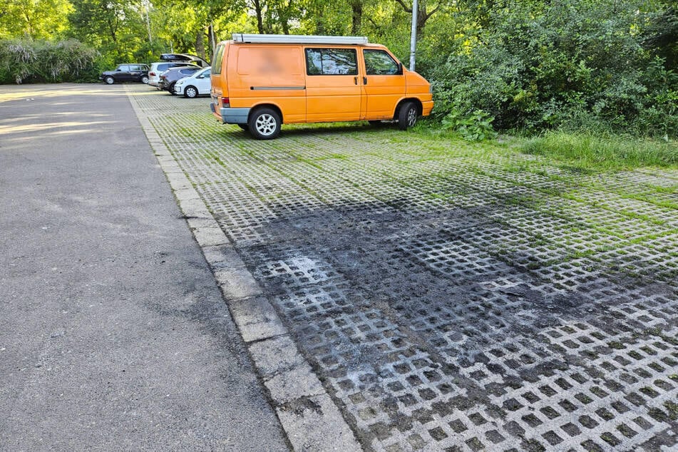 Der Wohnwagenanhänger parkte in der Antonienstraße. Spuren deuten auf den heftigen Brand hin. (Archivfoto)
