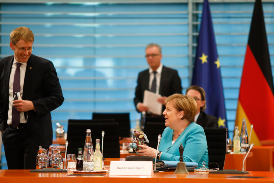Bundeskanzlerin Angela Merkel erhält ein Plüschtier von Daniel Günther, Ministerpräsident von Schleswig-Holstein.