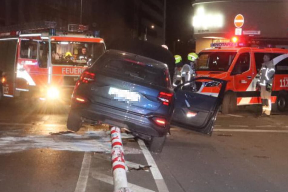 Der Fahrer kam von der Straße ab und raste sechs Poller um.