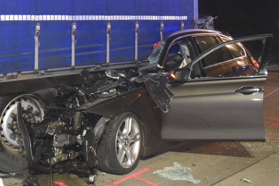 Unfall A14: Tödlicher Unfall auf der A14: Auto rast in Lastwagen, Fahrer (†47) stirbt
