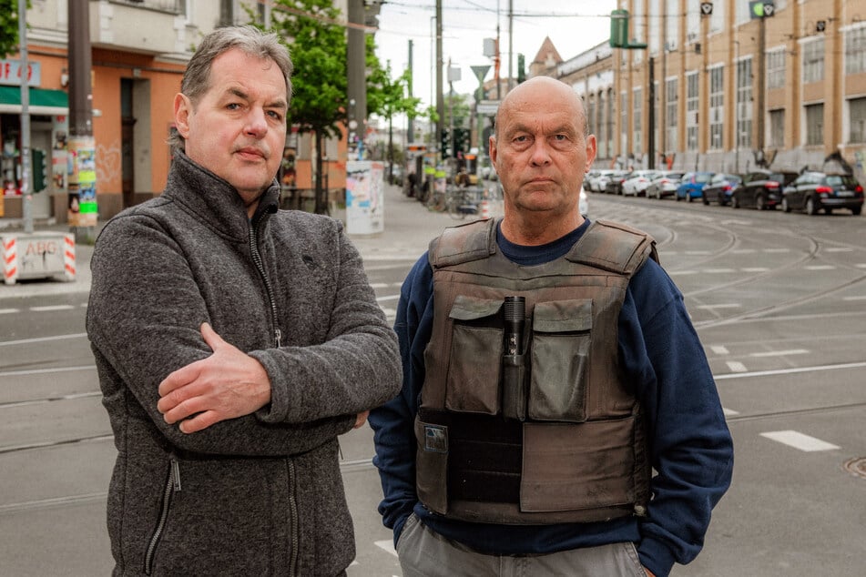 Obergerichtsvollzieher Björn Ellendt (62, l.) und Schlossermeister Jörg Hermann (66) sind in Berlin unterwegs.