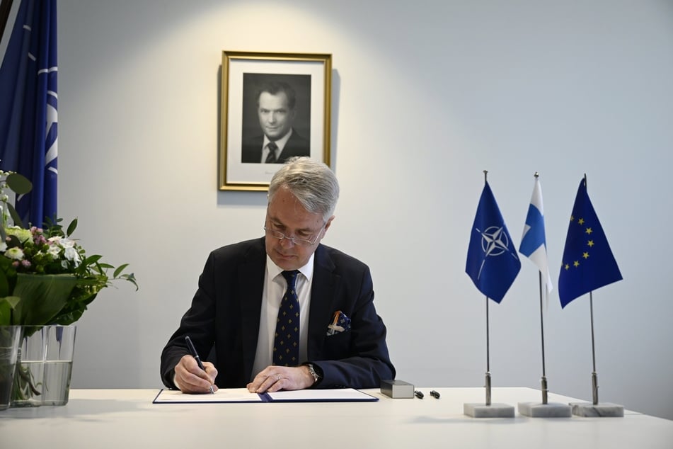 Haavisto hinterlegt die Beitrittsurkunde bei der Regierung der Vereinigten Staaten.