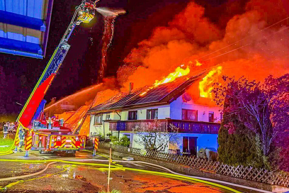 Hohe Flammen schlugen aus dem Gebäude.