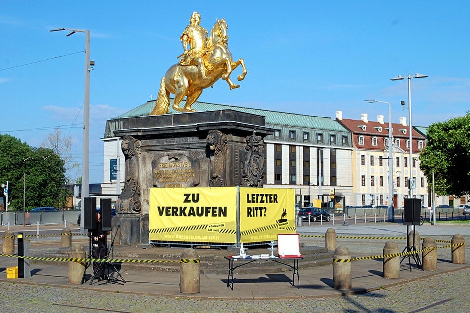 "Zu verkaufen" und "Letzter Ritt!" war am Montag in Großbuchstaben vor dem Reiterstandbild zu lesen. Die Stadt hatte die Banner aufgehängt.