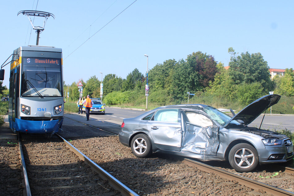 Am Montag kollidierte ein 79-Jähriger mit einer Straßenbahn, die parallel von ihm unterwegs war.