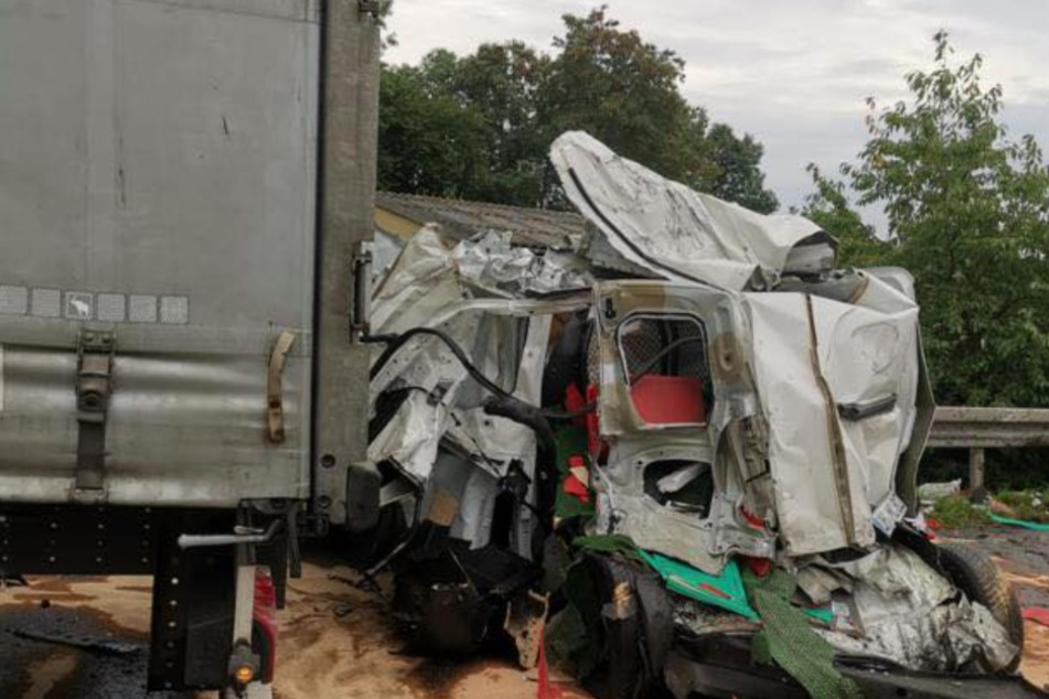 Kurierfahrerin kollidiert mit Lkw und wird schwer verletzt: Ihr Auto ist komplett hinüber