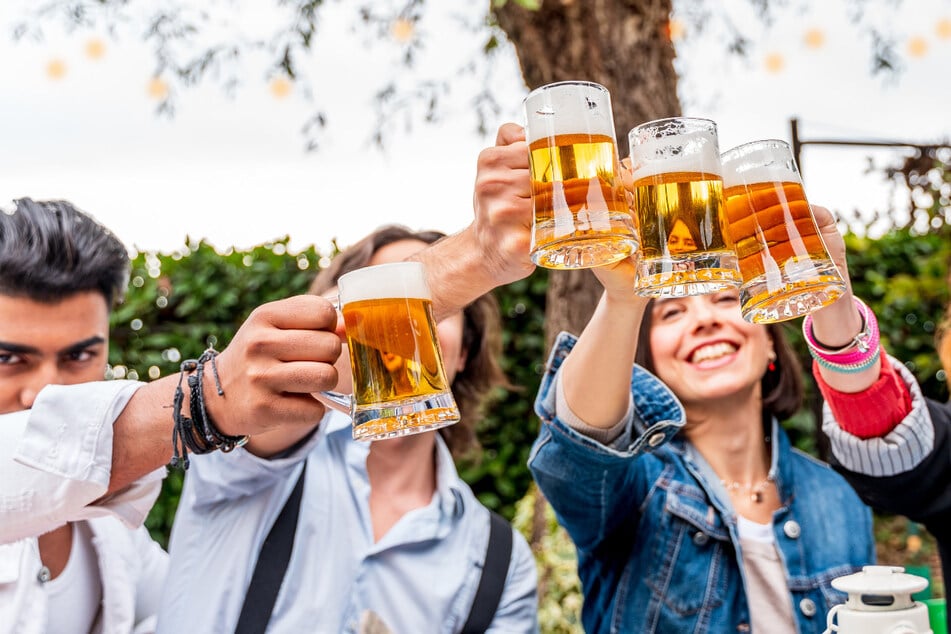Zu jedem alkoholischen Getränk sollte immer ein Glas Wasser getrunken werden.