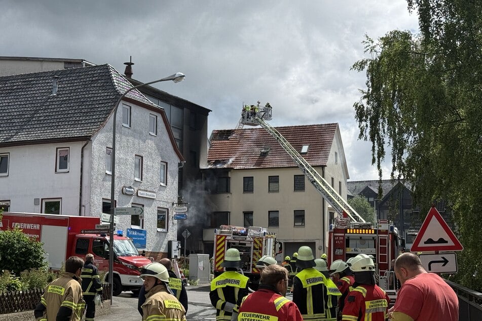 Die Feuerwehr bekämpfte den Brand vor Ort.