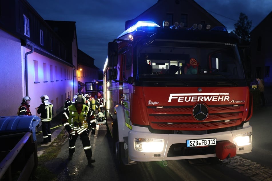 Die Feuerwehr rückte am Samstagabend zum Bockweg in Grünhain-Beierfeld (Erzgebirge) aus. Dort drang dichter Rauch aus einem Mehrfamilienhaus.