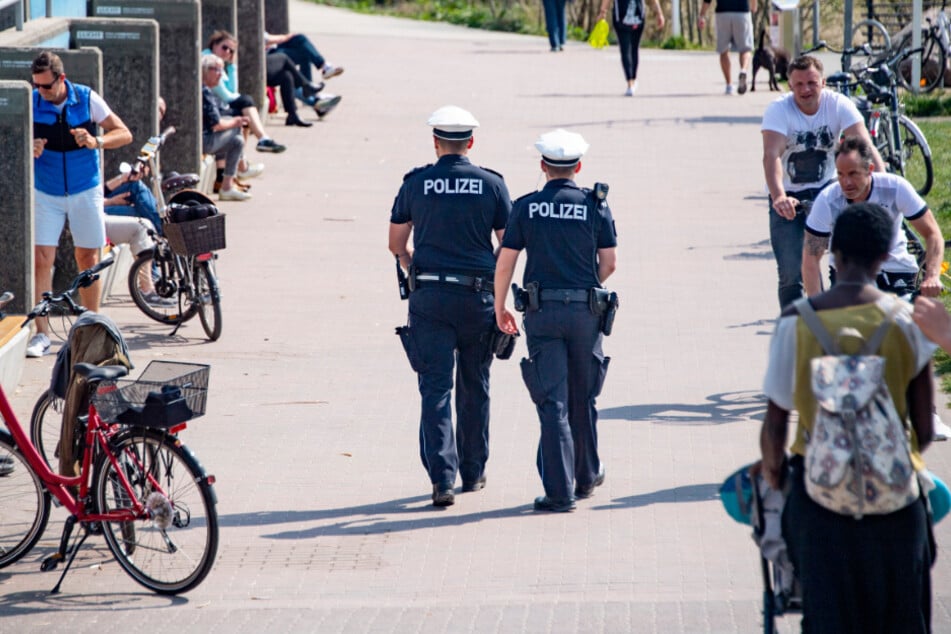 Polizisten patrouillieren in Wedel an der Landesgrenze von Hamburg und Schleswig-Holstein.