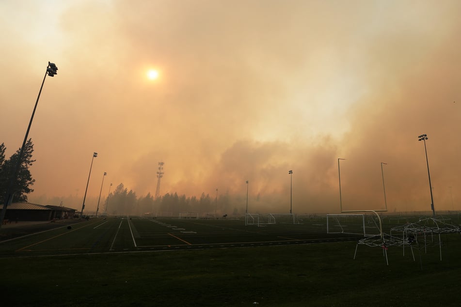 Rauch wabert über den Dwight-Merkel-Sportkomplex in Spokane. Der Himmel ist orange gefärbt.