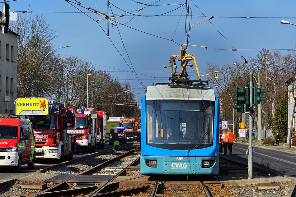 Vorsicht, Hochspannung! Ein Lkw beschädigte die Straßenbahn-Oberleitung auf der Kreuzung Annaberger Straße/Werner-Seelenbinder-Straße. Zahlreiche Einsatzkräfte sind vor Ort.