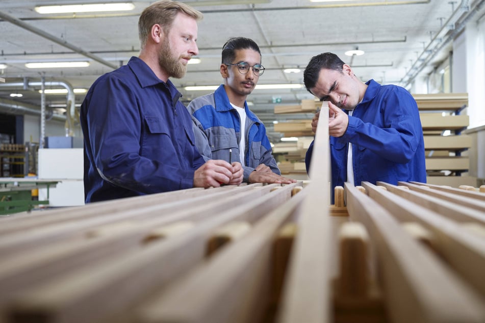 Innovation trifft Tradition: In Tischlereien arbeiten heute Handwerker mit modernsten Maschinen und Holz-Werkstoffen.