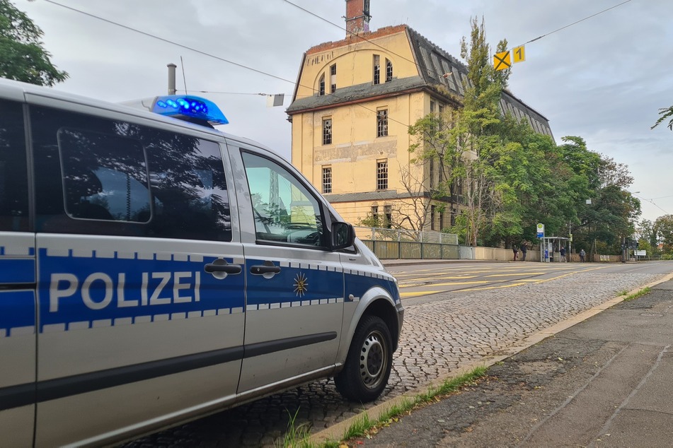 Die Polizisten fahndeten auch im alten Polygraph-Gebäude nach dem Verdächtigen. Leider verlief die Suche bisher ergebnislos.