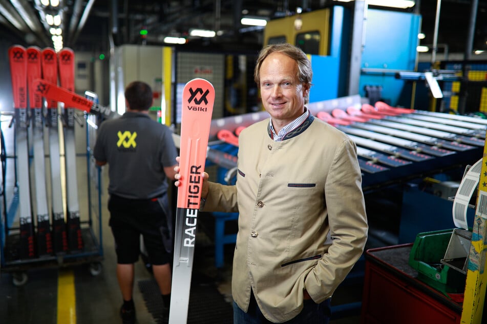 Der Geschäftsführer der Firma Ski Völkl, Christoph Bronder, steht in der Produktionshalle des Unternehmens.
