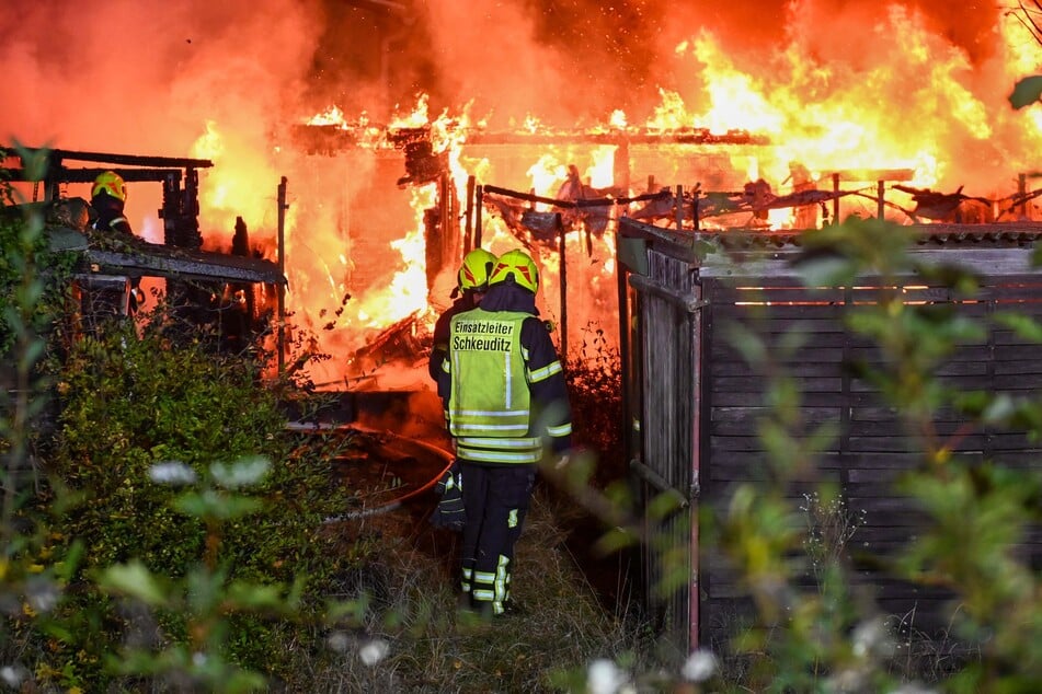 Leipzig: Brandstifter in Sachsen unterwegs? Lodernde Flammen in Gartenverein