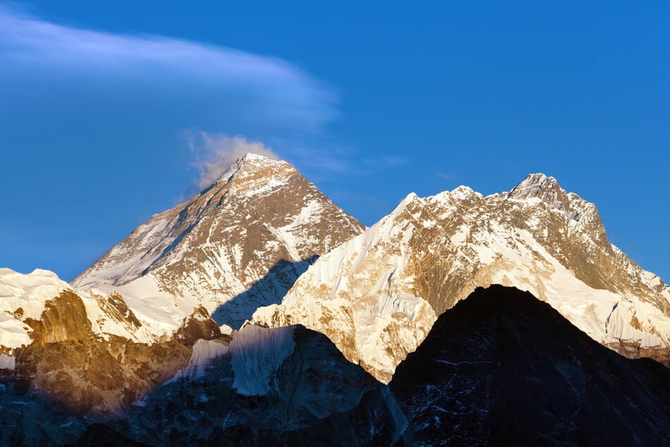 Der Mount Everest und sein Nachbar Lhotse sind über einen Pass verbunden.
