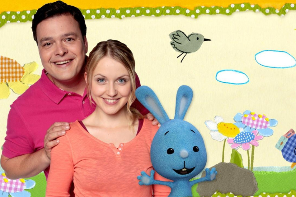 Bei "Kikaninchen" entdecken Christian Bahrmann und Stefanie Bock (33) mit dem blauen Kaninchen die Welt.