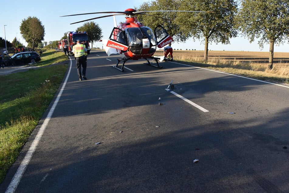 Ein Hubschrauber kam nach einem schweren Unfall bei Aschersleben zum Einsatz. Zwei Männer (55 und 40) sind schwer verletzt worden.