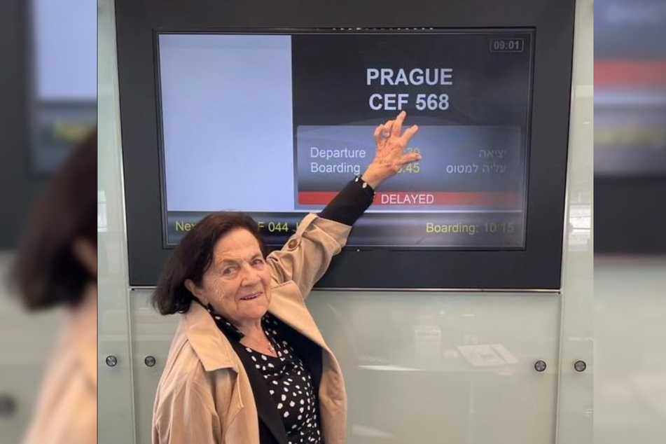 Eva Erbenová zeigt auf den Ort, wo sie schonmal in der Not Unterschlupf gefunden hat: Prag.