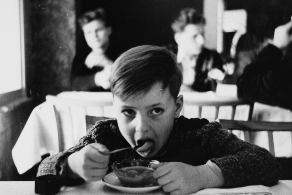 Ein Privatfoto von 1954 zeigt einen Jungen in einer Kinderheilstätte. NRW treibt die Aufarbeitung des Schicksals von Millionen Verschickungskindern voran. (Archivbild)