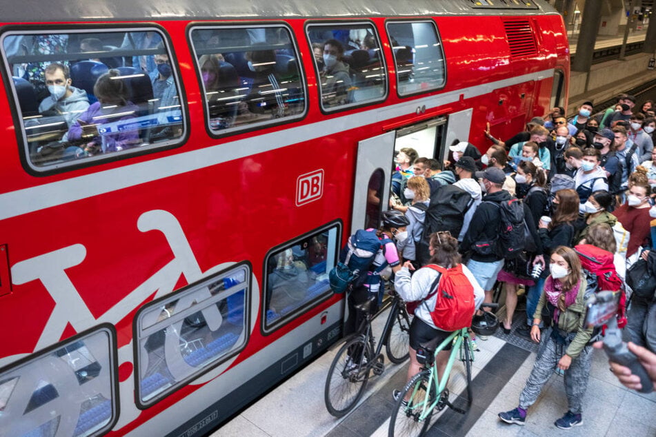 Bei überfüllten Regionalzügen werden immer wieder Fahrgäste am Bahnhof zurückgelassen oder des Zuges verwiesen.